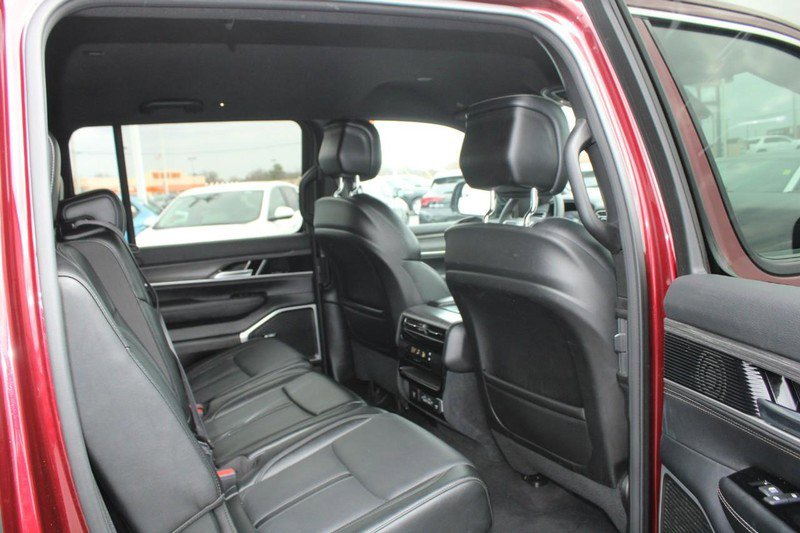 Used 2024 Jeep Wagoneer L Series II w/ Flexible Seating Group AWD/4WD image 12
