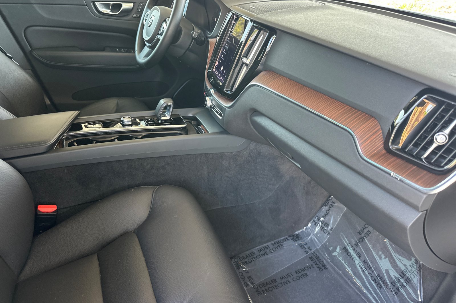 Certified 2023 Volvo XC60 T8 Plus AWD/4WD image 18