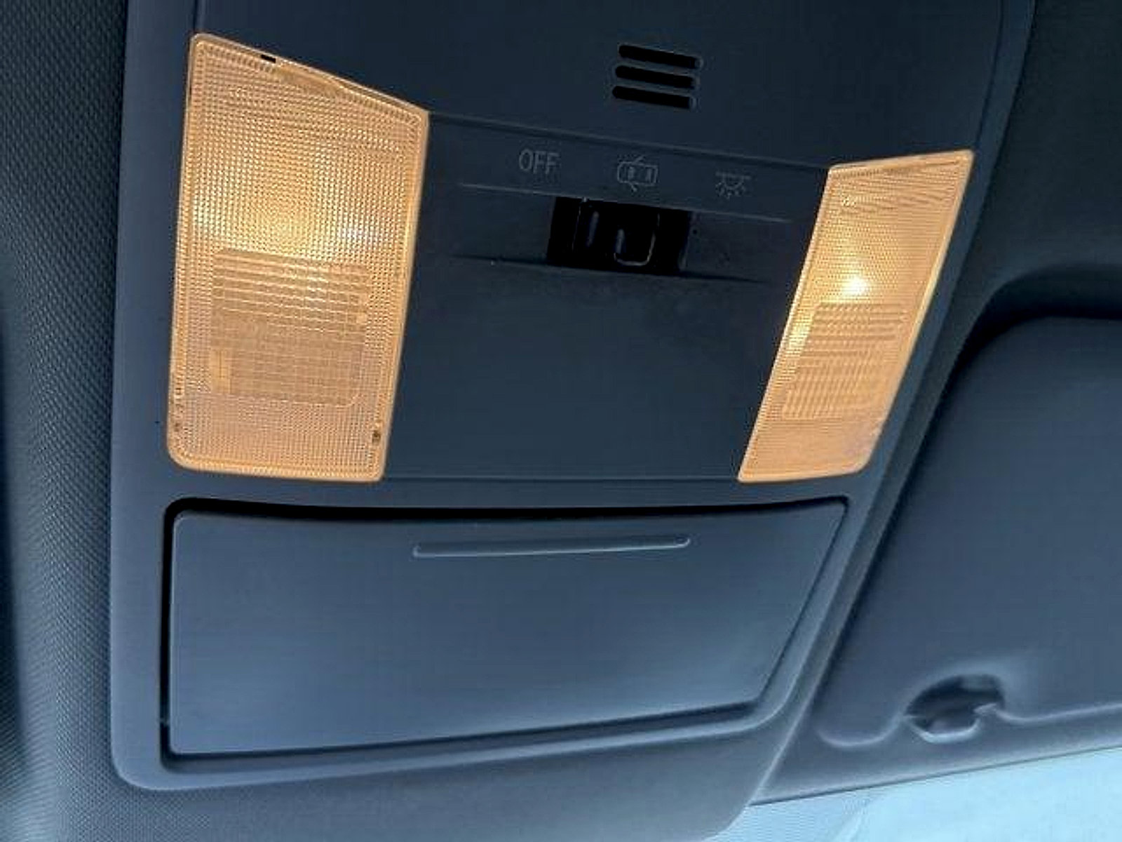 Used 2018 Toyota RAV4 LE FWD image 14