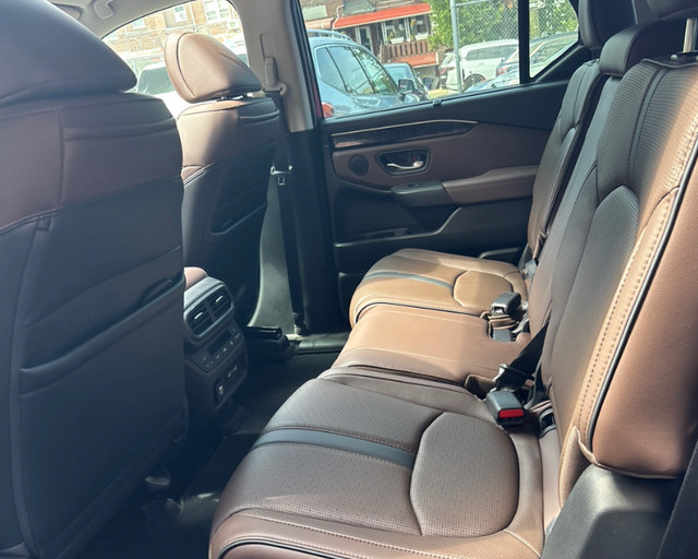 Used 2023 Honda Pilot Elite image 3