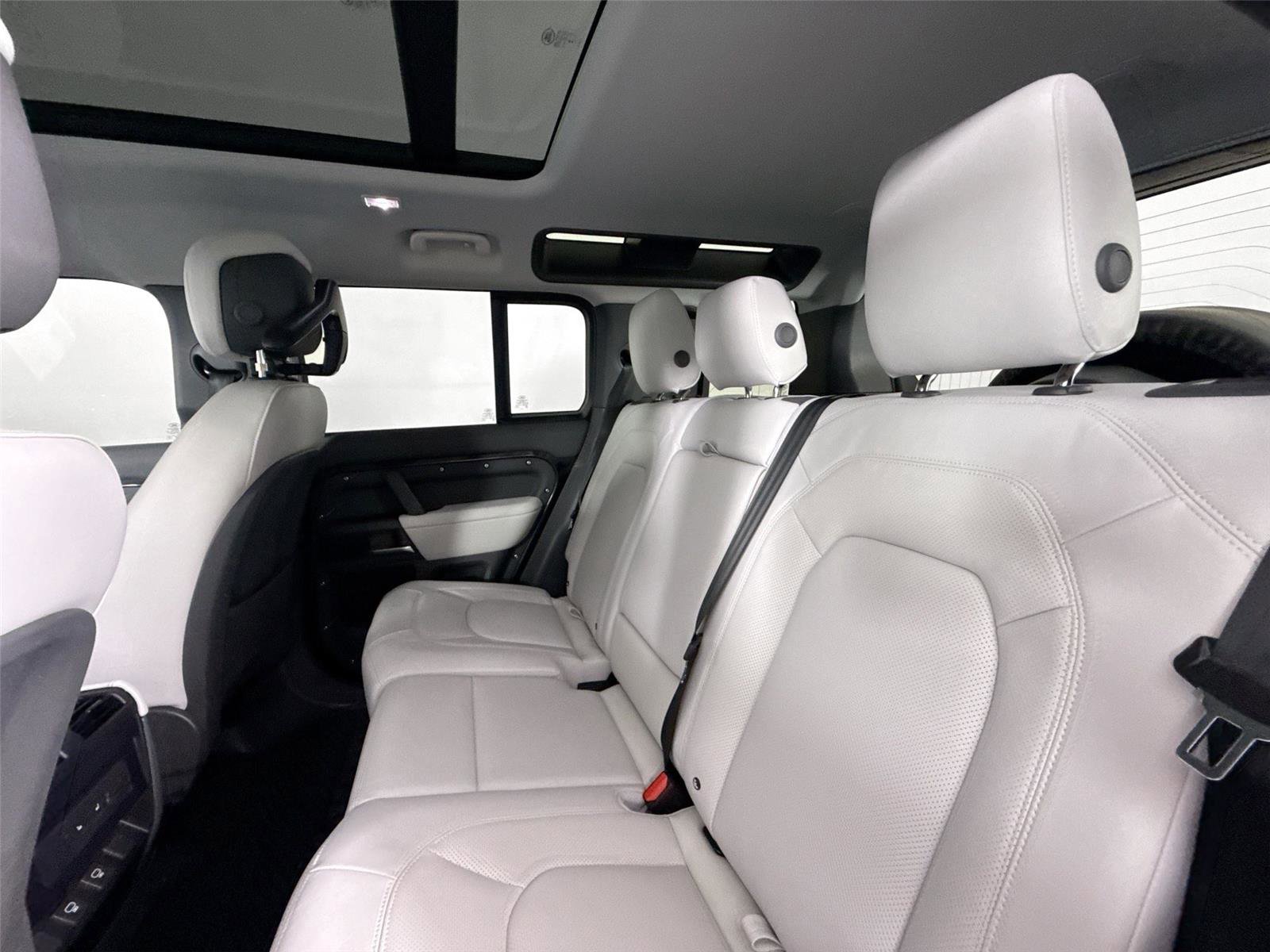 Used 2025 Land Rover Defender 110 X-Dynamic SE image 31