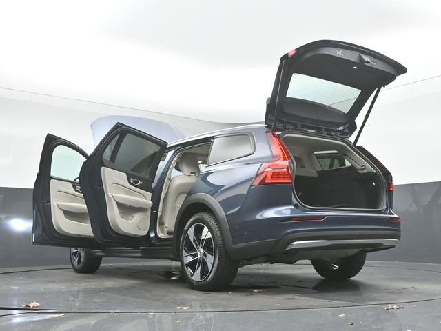 Used 2024 Volvo V60 B5 Cross Country Plus image 55