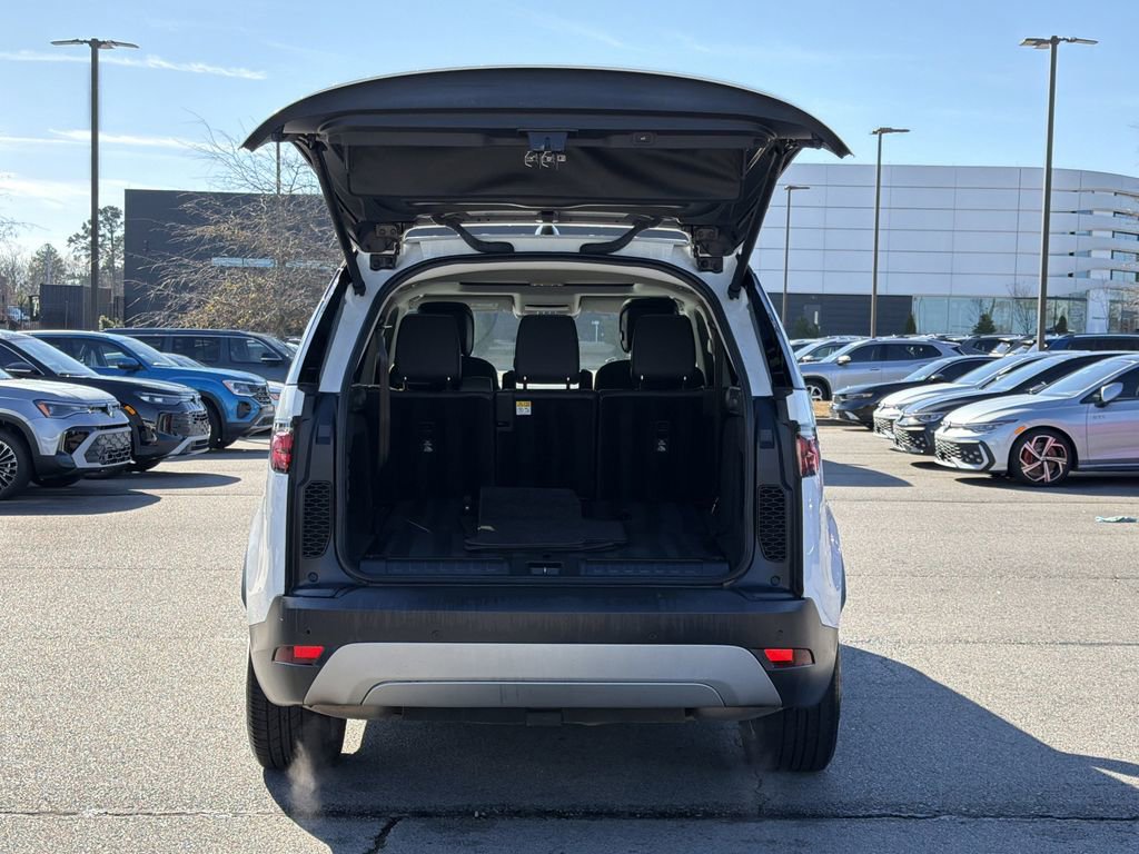 Used 2024 Land Rover Discovery S image 12