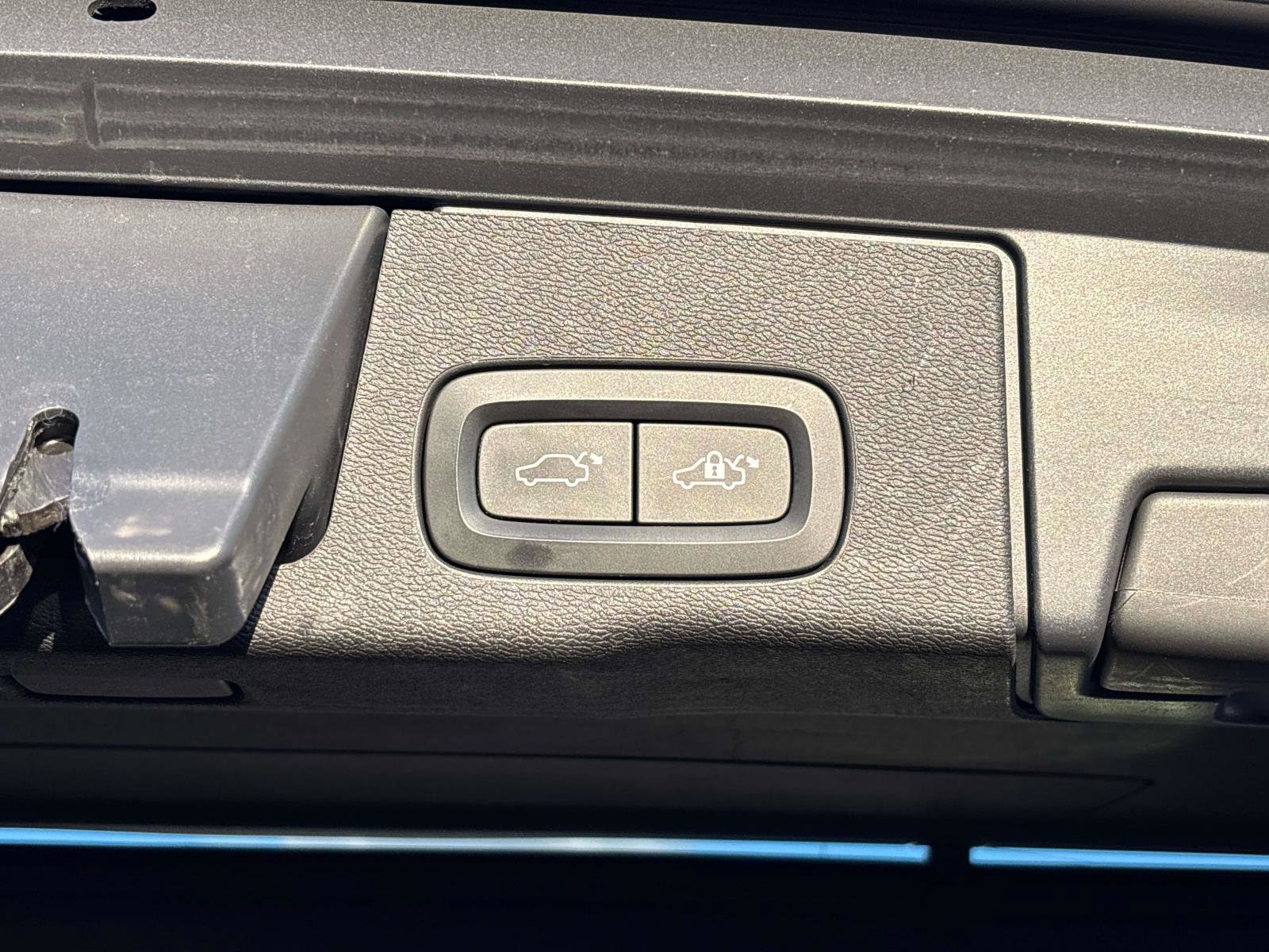 Used 2018 Volvo XC60 T6 Momentum w/ Advanced Package image 10