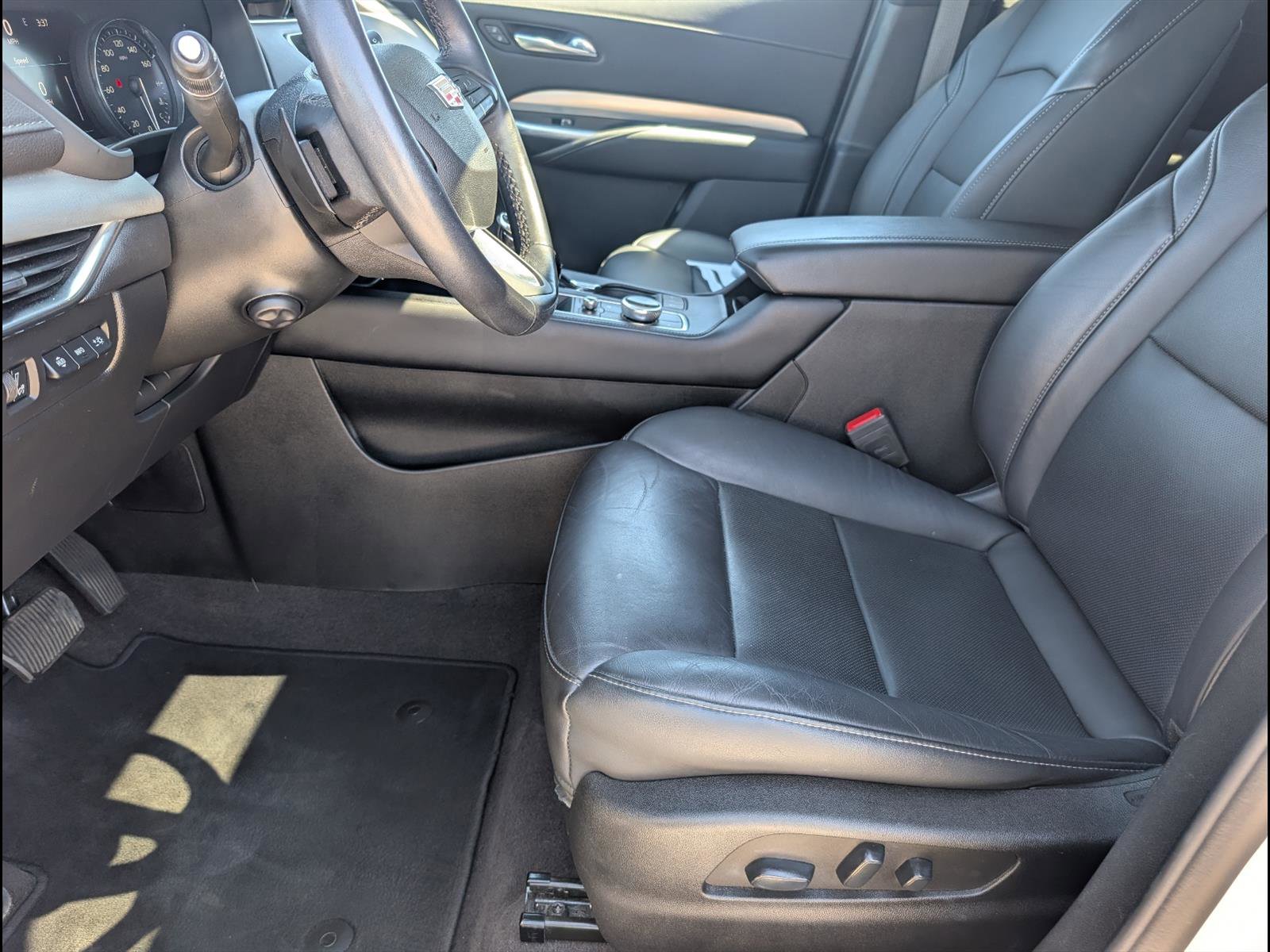 Used 2022 Cadillac XT4 Premium Luxury w/ Technology Package FWD image 11