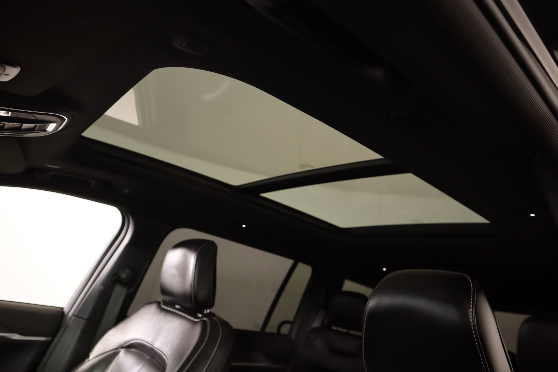 Used 2024 Jeep Grand Cherokee L Limited w/ Black Appearance Package image 17