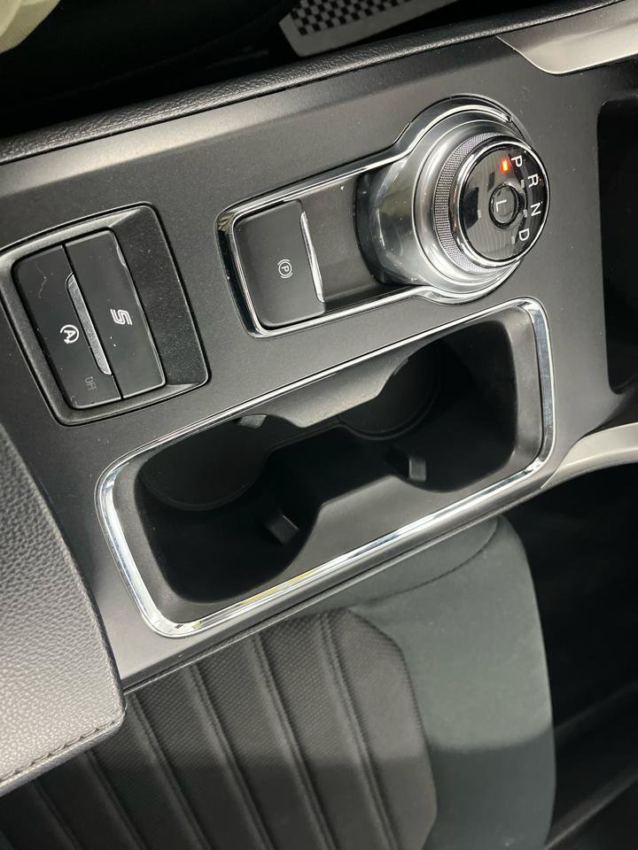 Used 2020 Ford Fusion SE FWD image 12