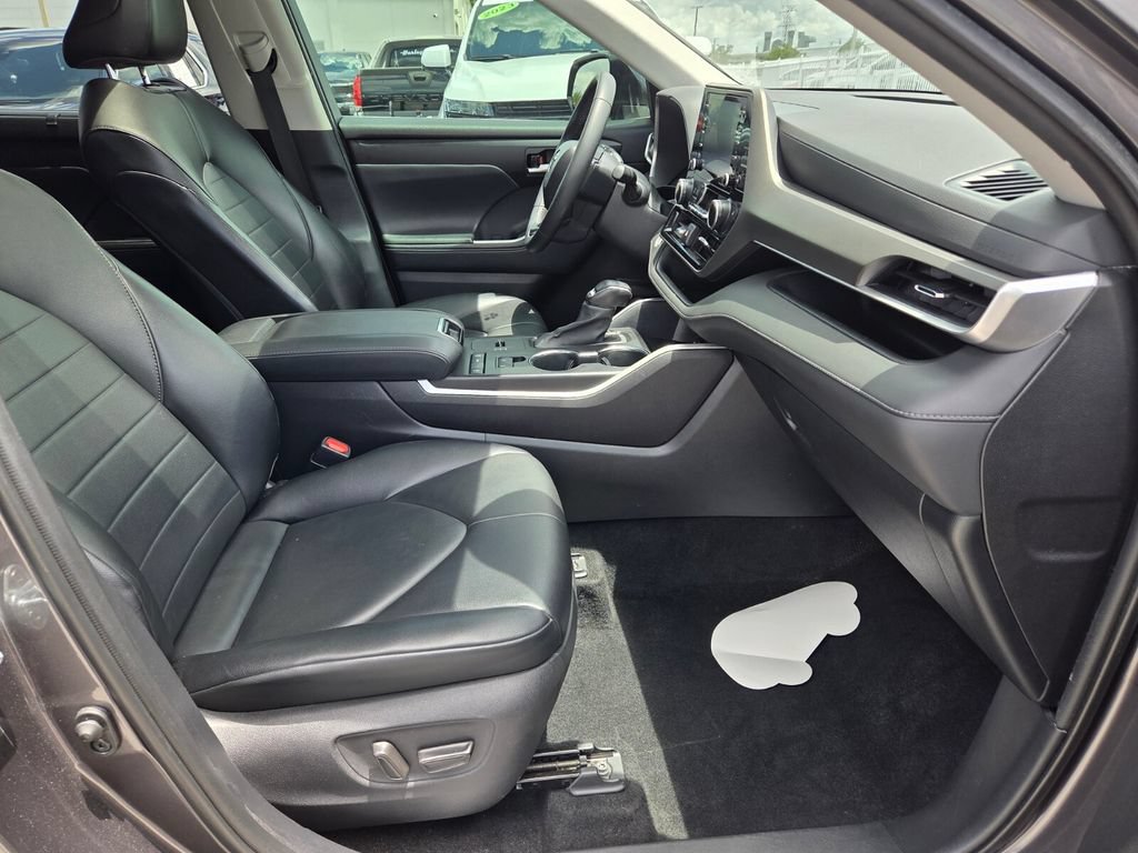 Used 2021 Toyota Highlander XLE FWD image 17