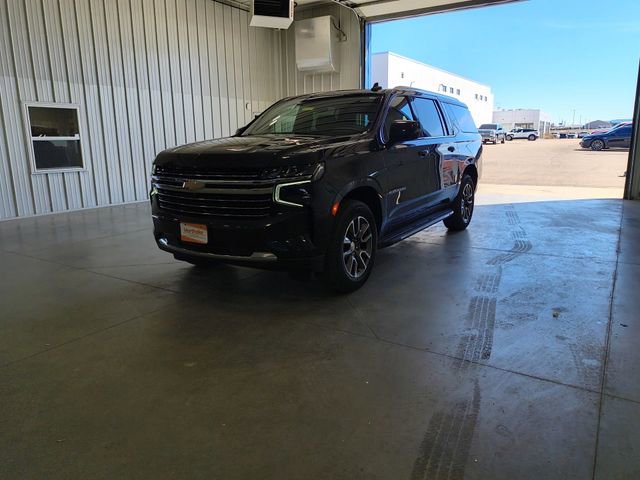Used 2022 Chevrolet Suburban LT w/ Luxury Package AWD/4WD image 4