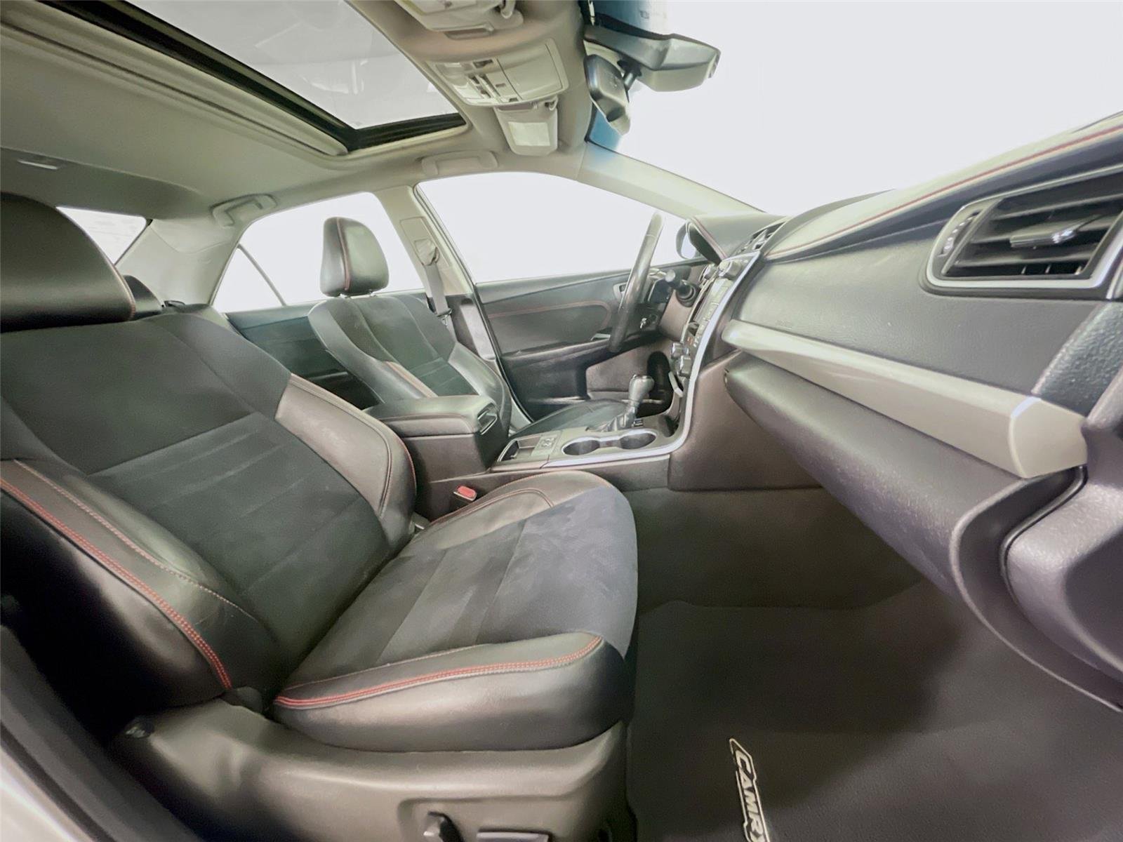 Used 2015 Toyota Camry XSE w/ Advanced Technology Package FWD image 29