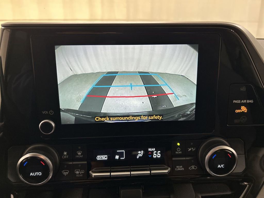Used 2023 Toyota Highlander LE AWD/4WD image 15