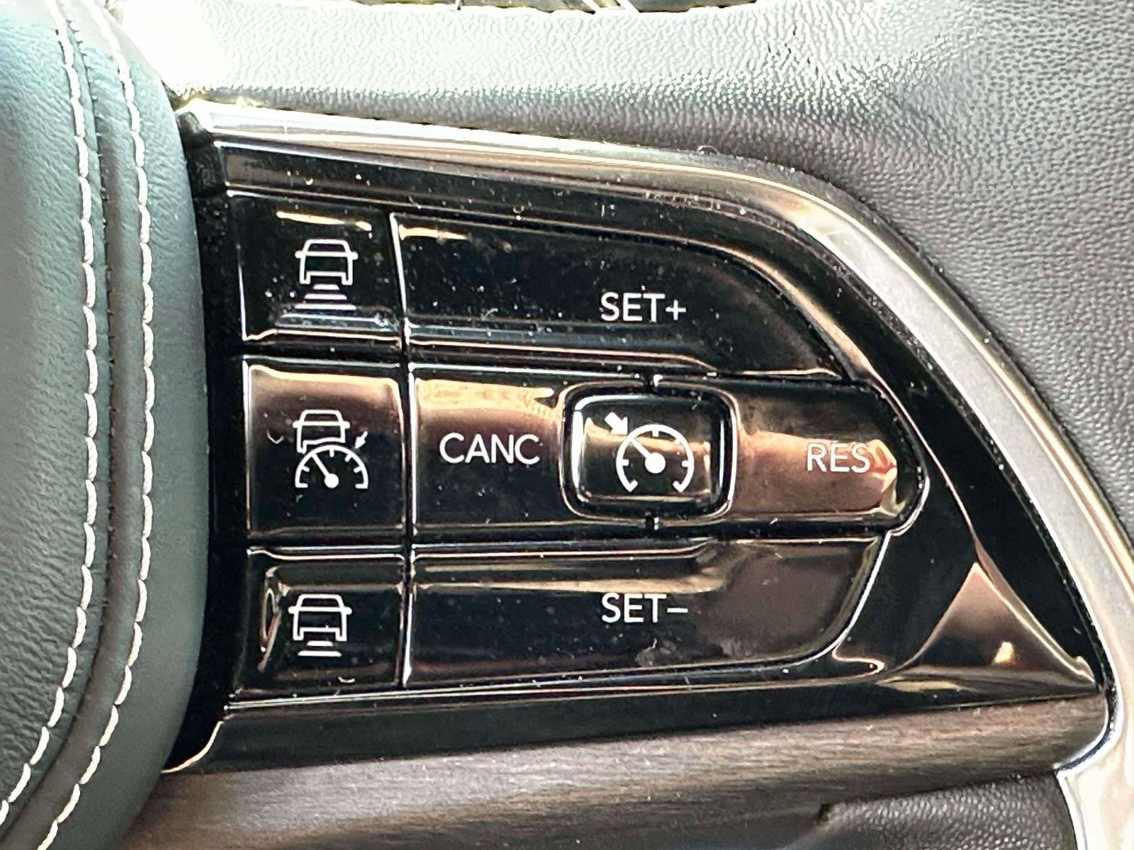 Used 2022 Jeep Grand Cherokee Overland w/ Luxury Tech Group IV image 21