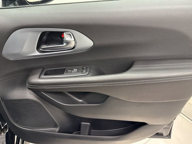New 2026 Chrysler Pacifica Limited image 18