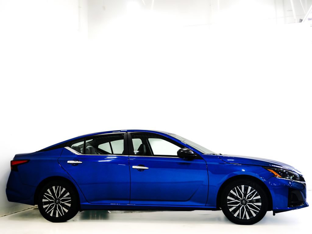 Used 2025 Nissan Altima 2.5 SV FWD image 4