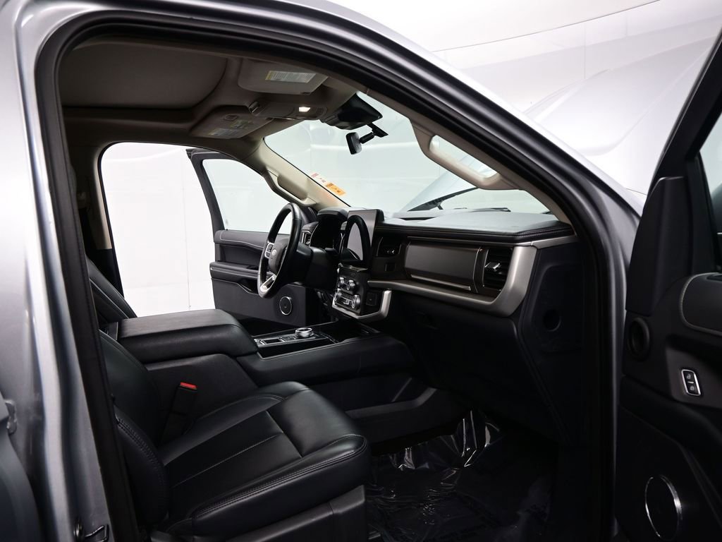 Used 2023 Ford Expedition XLT image 18