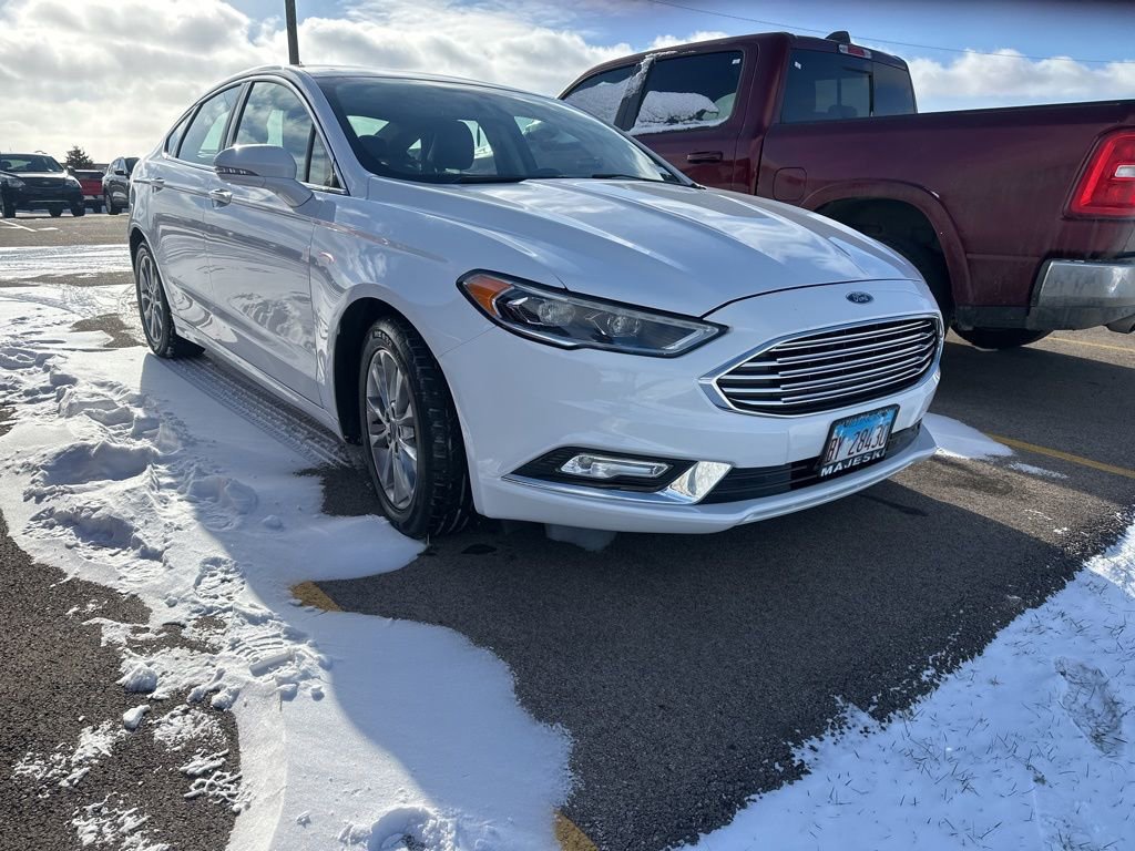 Used 2017 Ford Fusion SE w/ Fusion SE Technology Package image 4