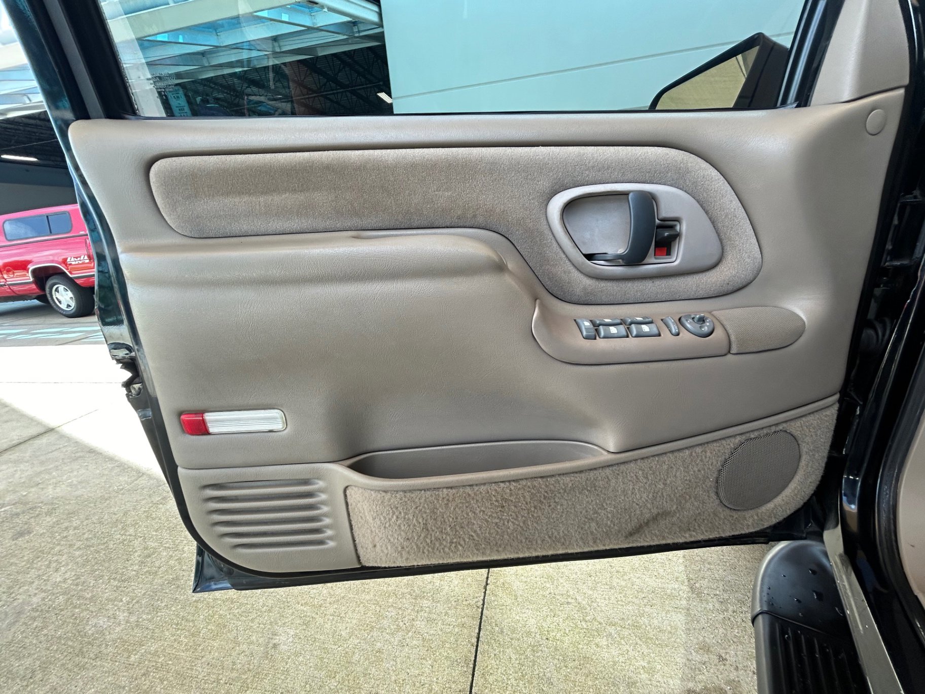 Used 1996 GMC Yukon SLE image 11