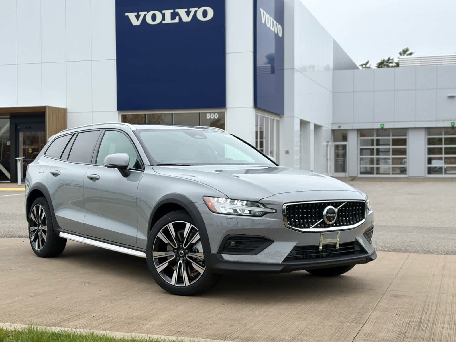 New 2026 Volvo V60 B5 Cross Country Ultra w/ Protection Package Premier AWD/4WD image 2
