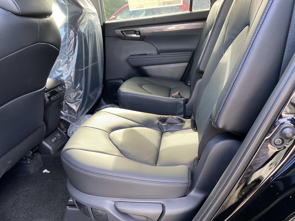 New 2026 Toyota Highlander Platinum AWD/4WD image 6