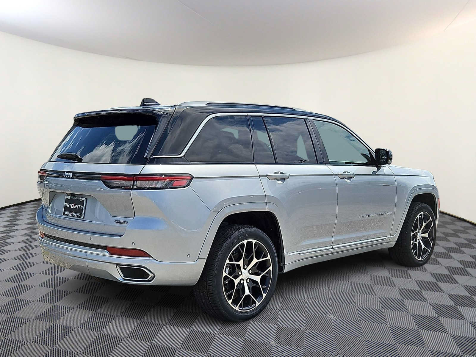 Used 2022 Jeep Grand Cherokee Summit AWD/4WD image 4