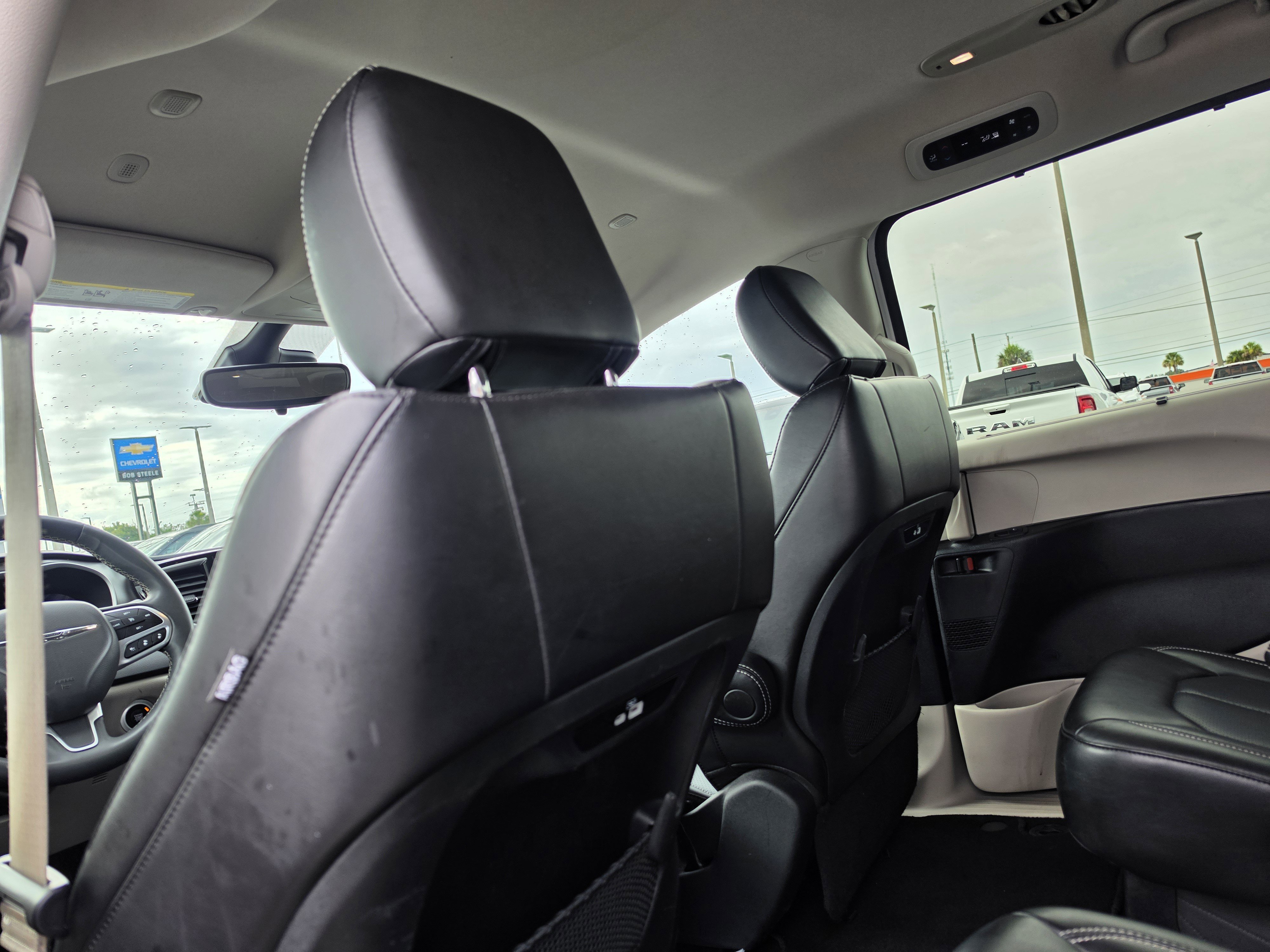 Used 2023 Chrysler Pacifica Touring-L FWD image 11