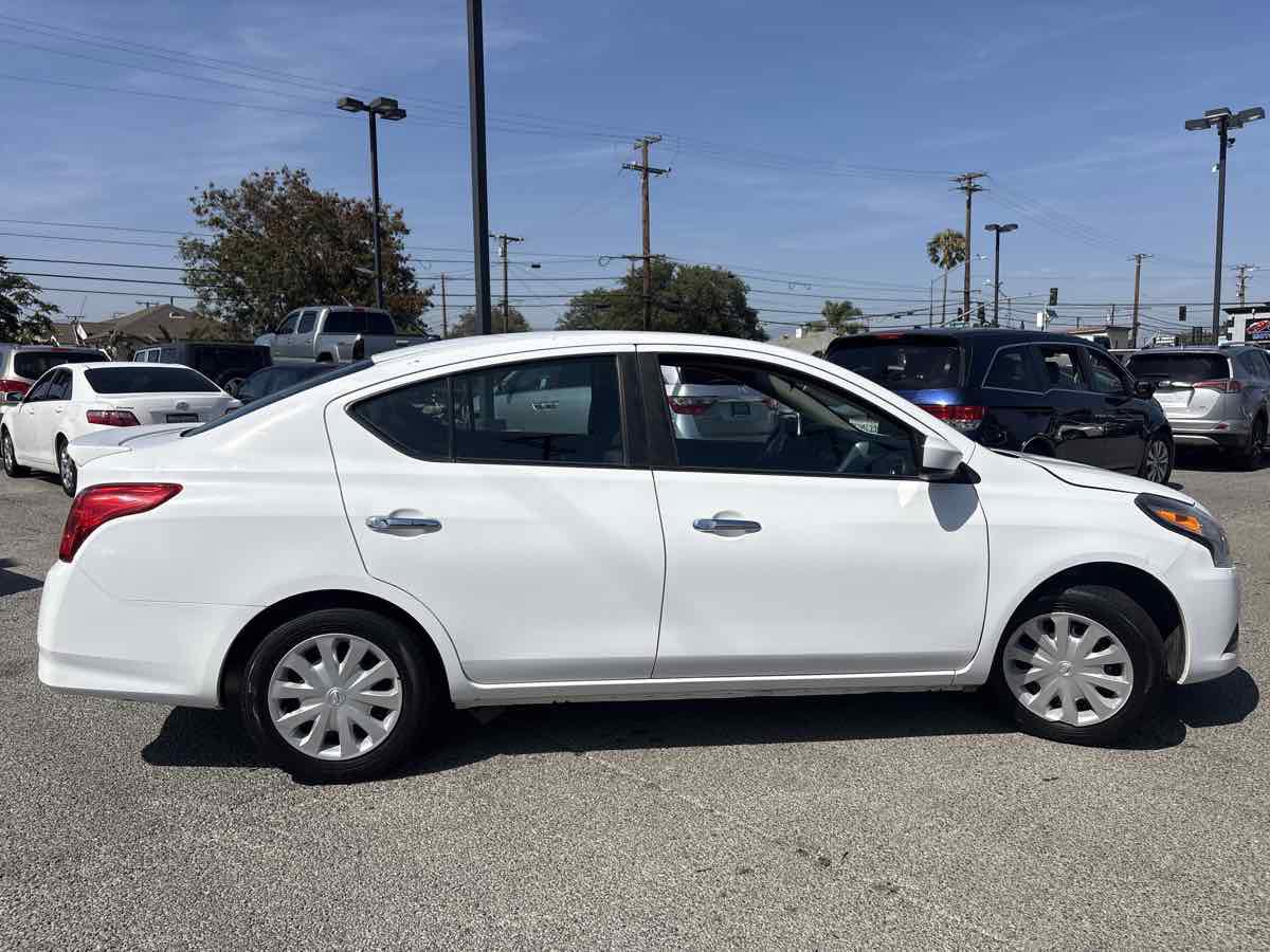 Used 2018 Nissan Versa SV FWD image 4