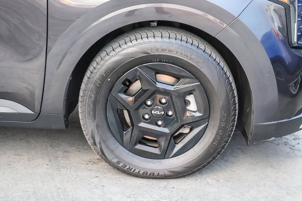 Used 2025 Kia Carnival FWD image 11
