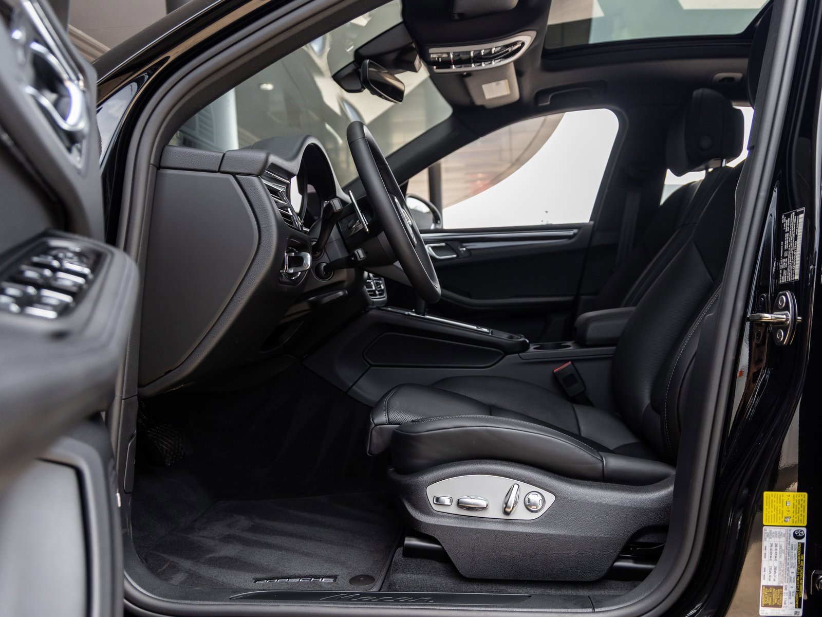 Used 2025 Porsche Macan image 22