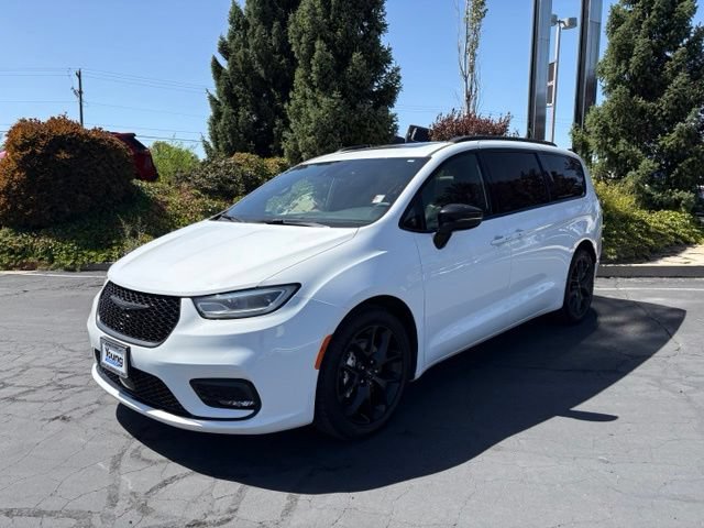 Used 2025 Chrysler Pacifica Limited