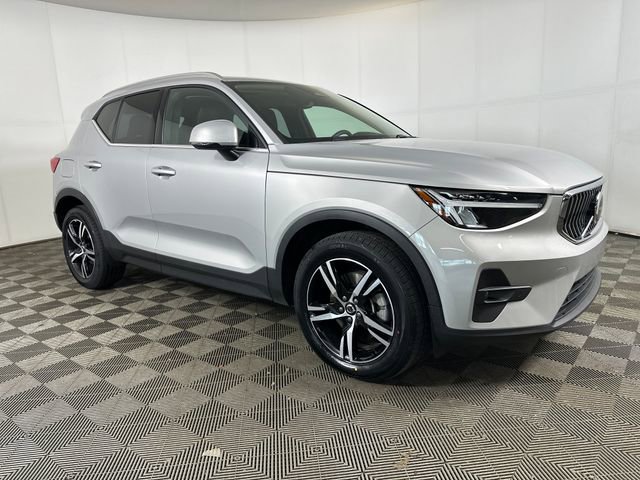 Used 2023 Volvo XC40 B5 Plus AWD/4WD image 2