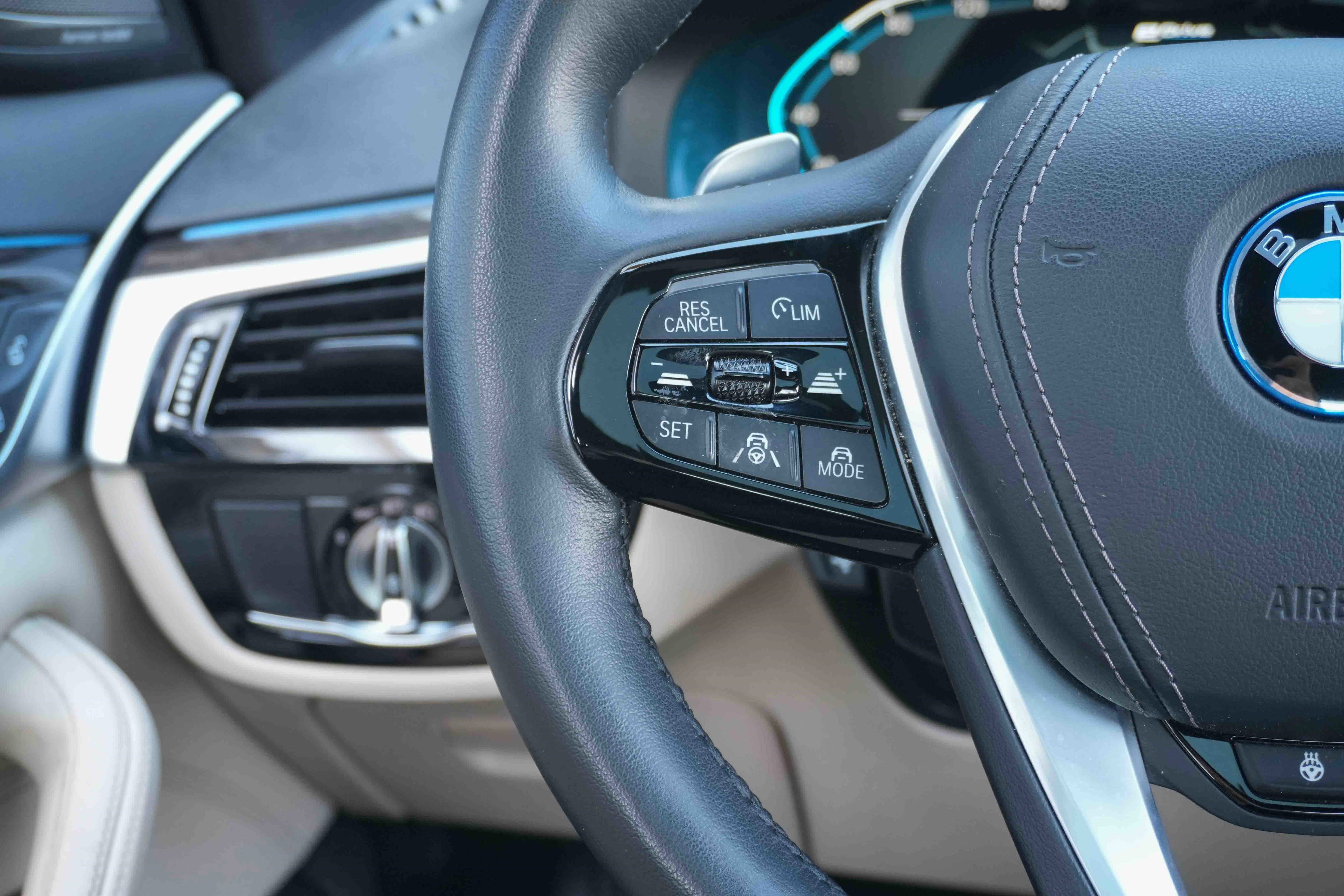 Used 2023 BMW 530e w/ Premium Package image 19