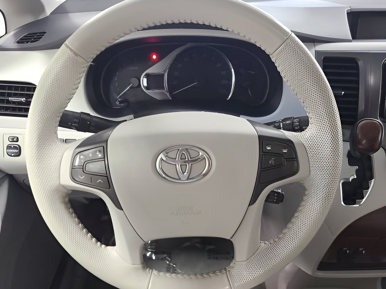 Used 2014 Toyota Sienna XLE w/ Entertainment Package FWD image 27