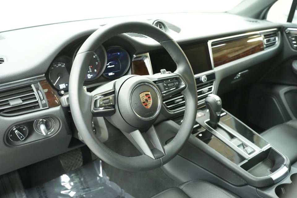Certified 2025 Porsche Macan AWD/4WD image 4