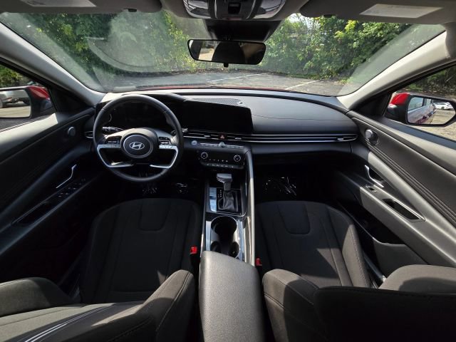 Used 2025 Hyundai Elantra SEL image 17
