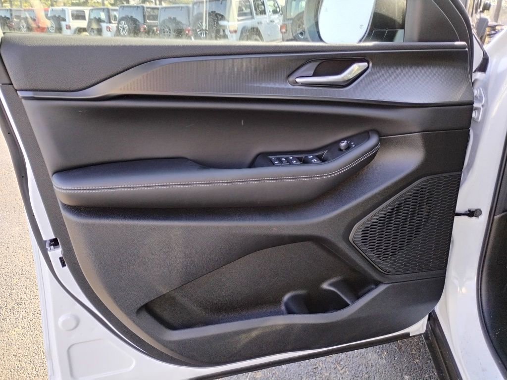 New 2025 Jeep Grand Cherokee Laredo w/ Trailer Tow Package image 18