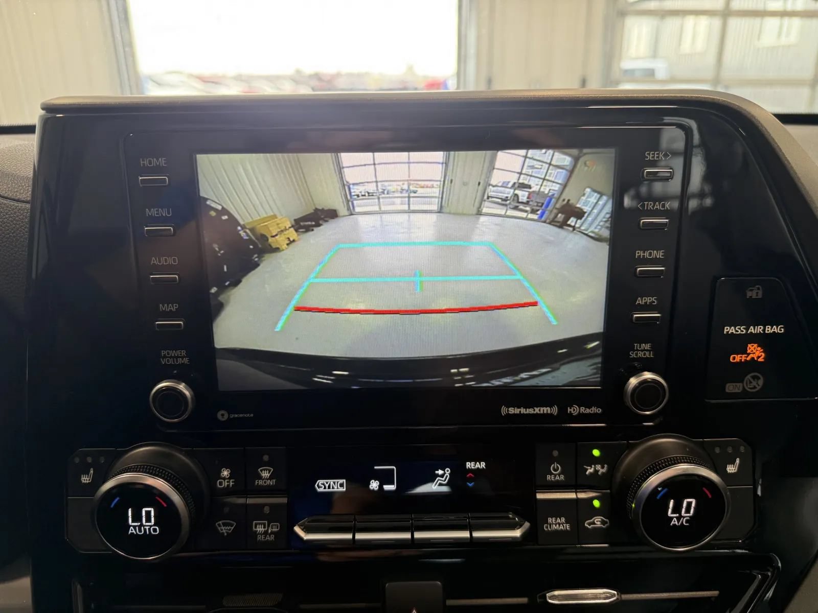 Used 2021 Toyota Highlander XLE AWD/4WD image 37