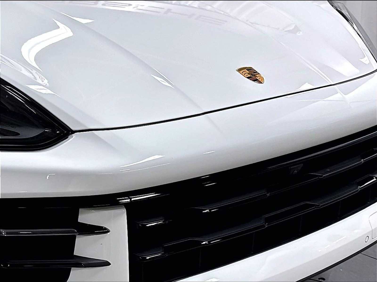 Used 2025 Porsche Cayenne Coupe AWD/4WD image 32