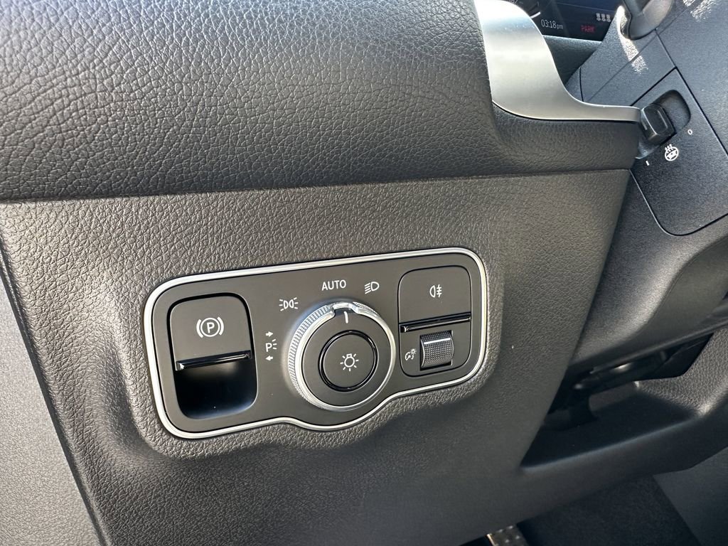 Used 2025 Mercedes-Benz GLB 250 image 36