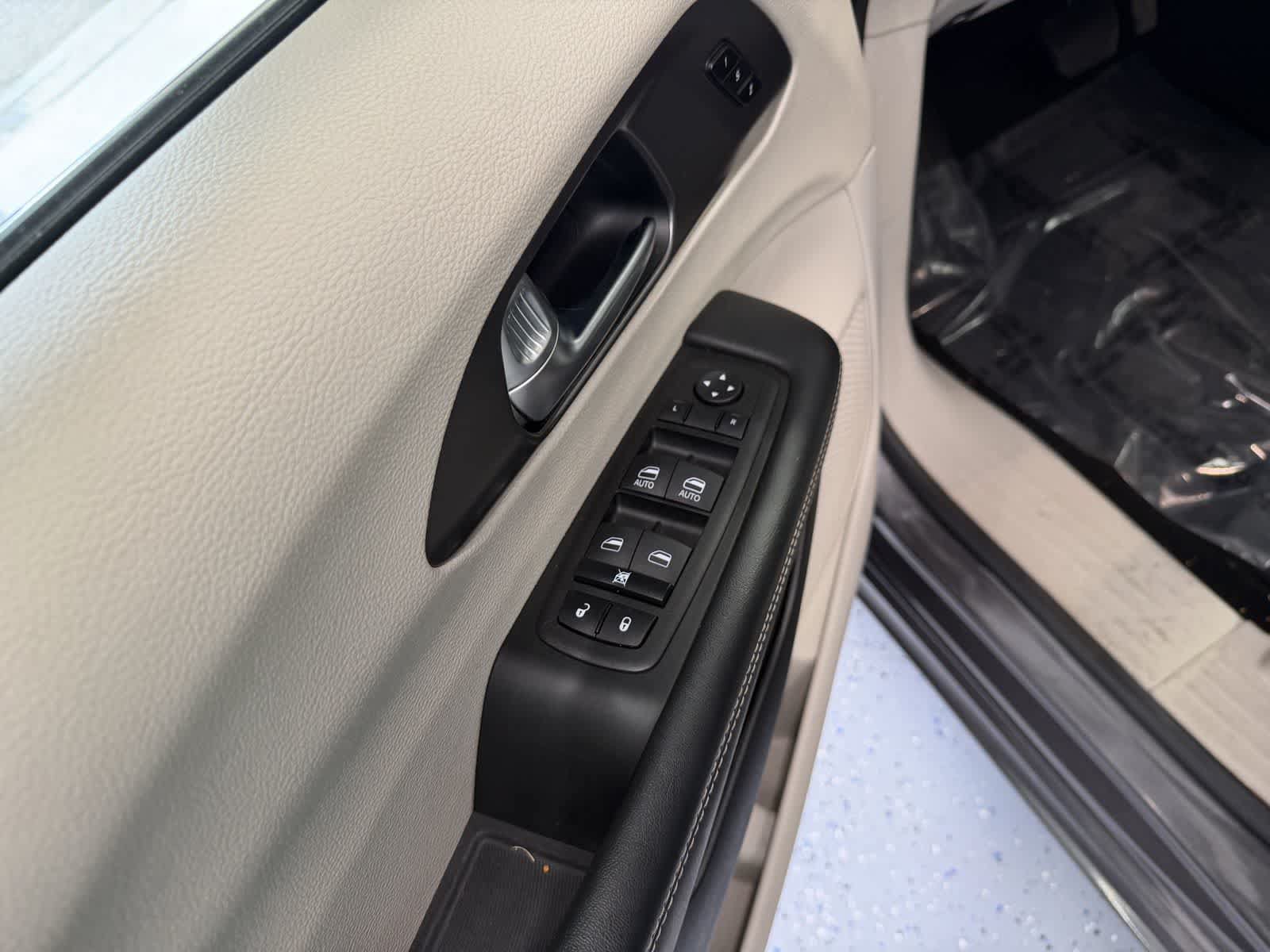 Used 2023 Chrysler Pacifica Touring-L FWD image 14