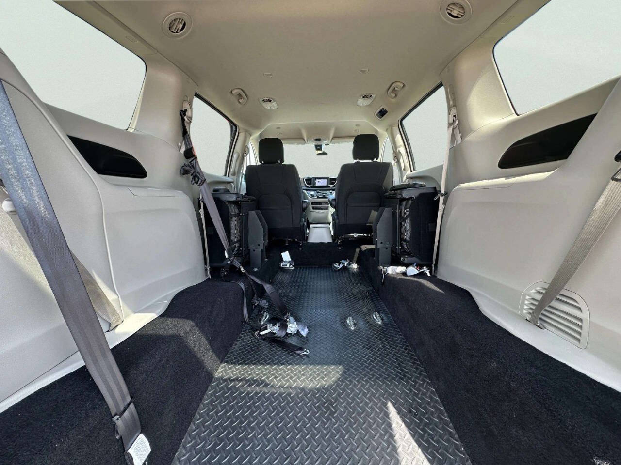 Used 2022 Chrysler Voyager LX FWD image 13