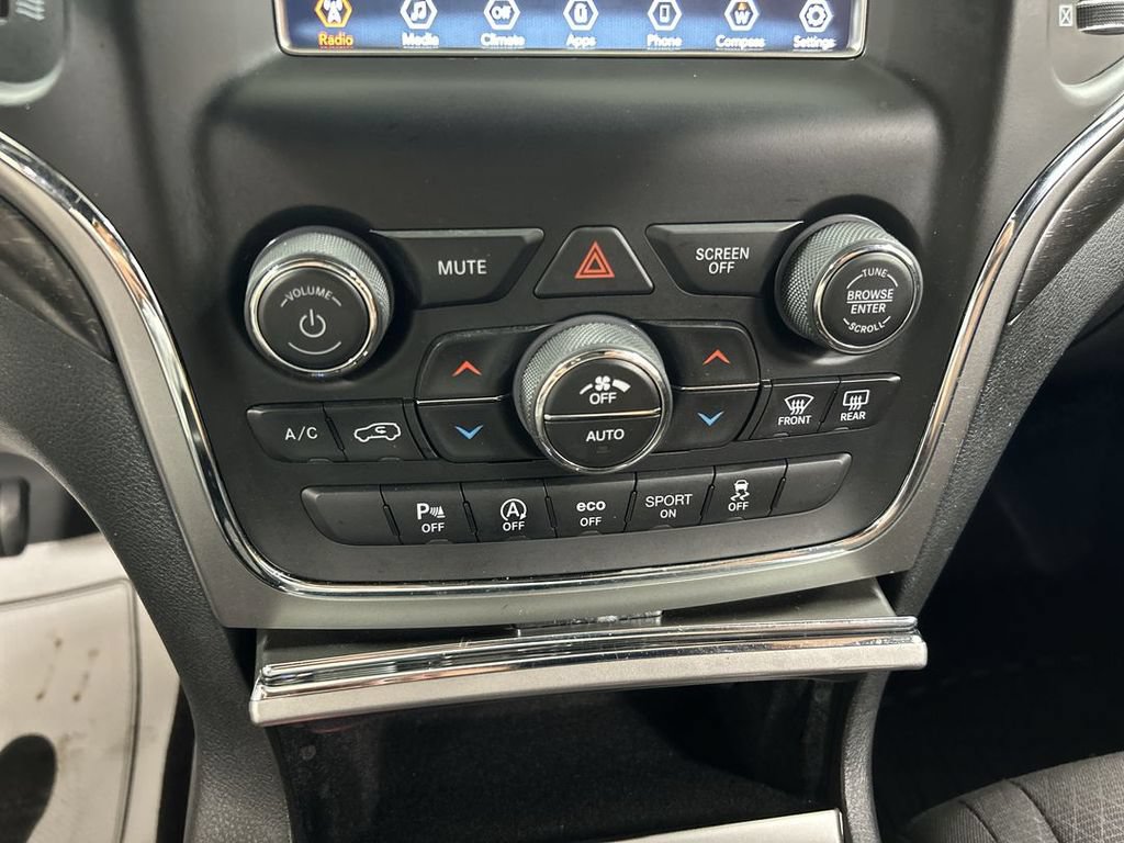 Used 2018 Jeep Grand Cherokee Laredo AWD/4WD image 16