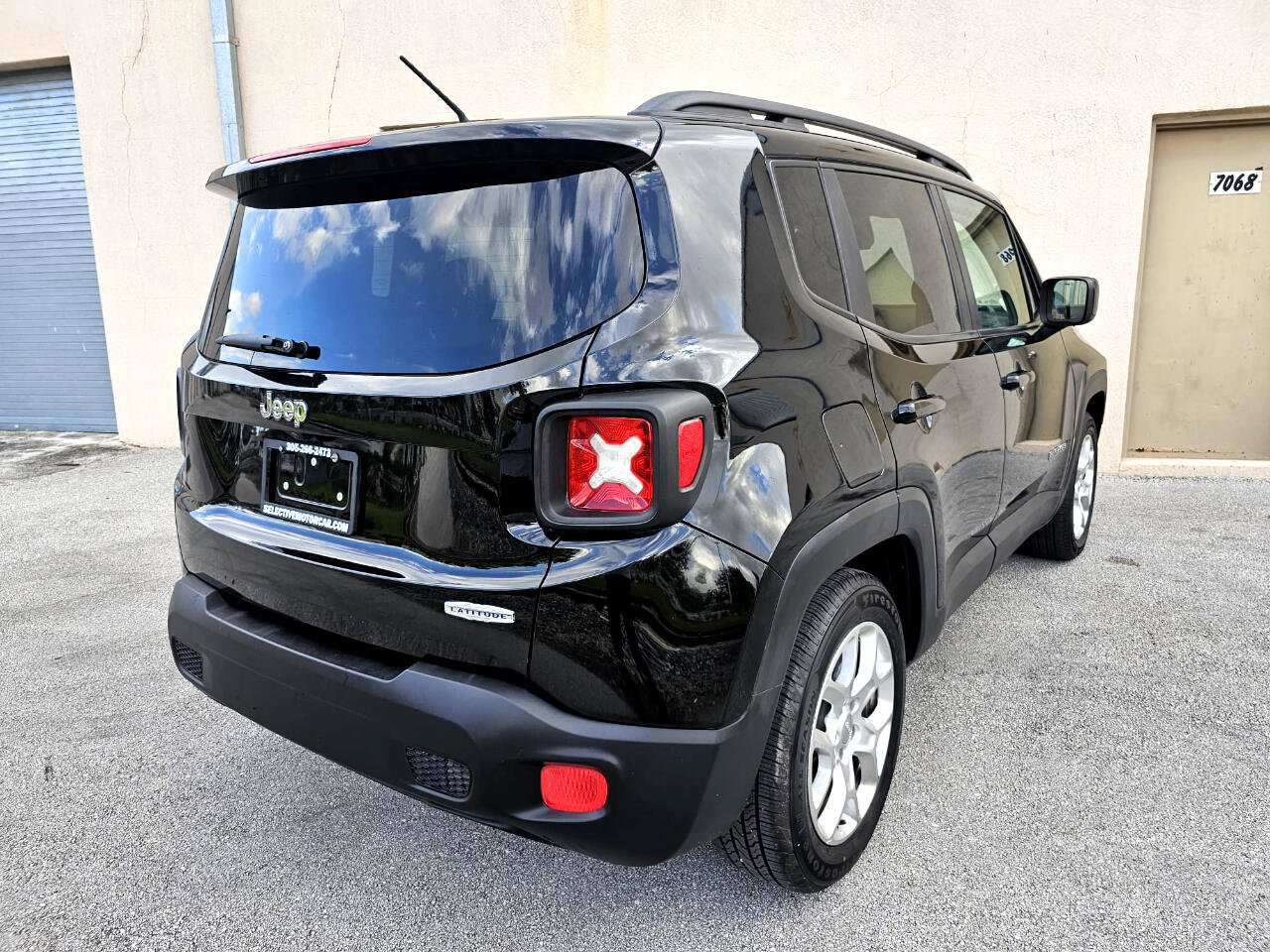 Used 2015 Jeep Renegade Latitude image 16