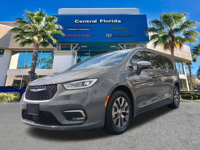 Used 2023 Chrysler Pacifica Pinnacle FWD image 9