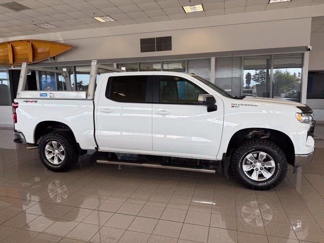 Used 2022 Chevrolet Silverado 1500 LT AWD/4WD image 2