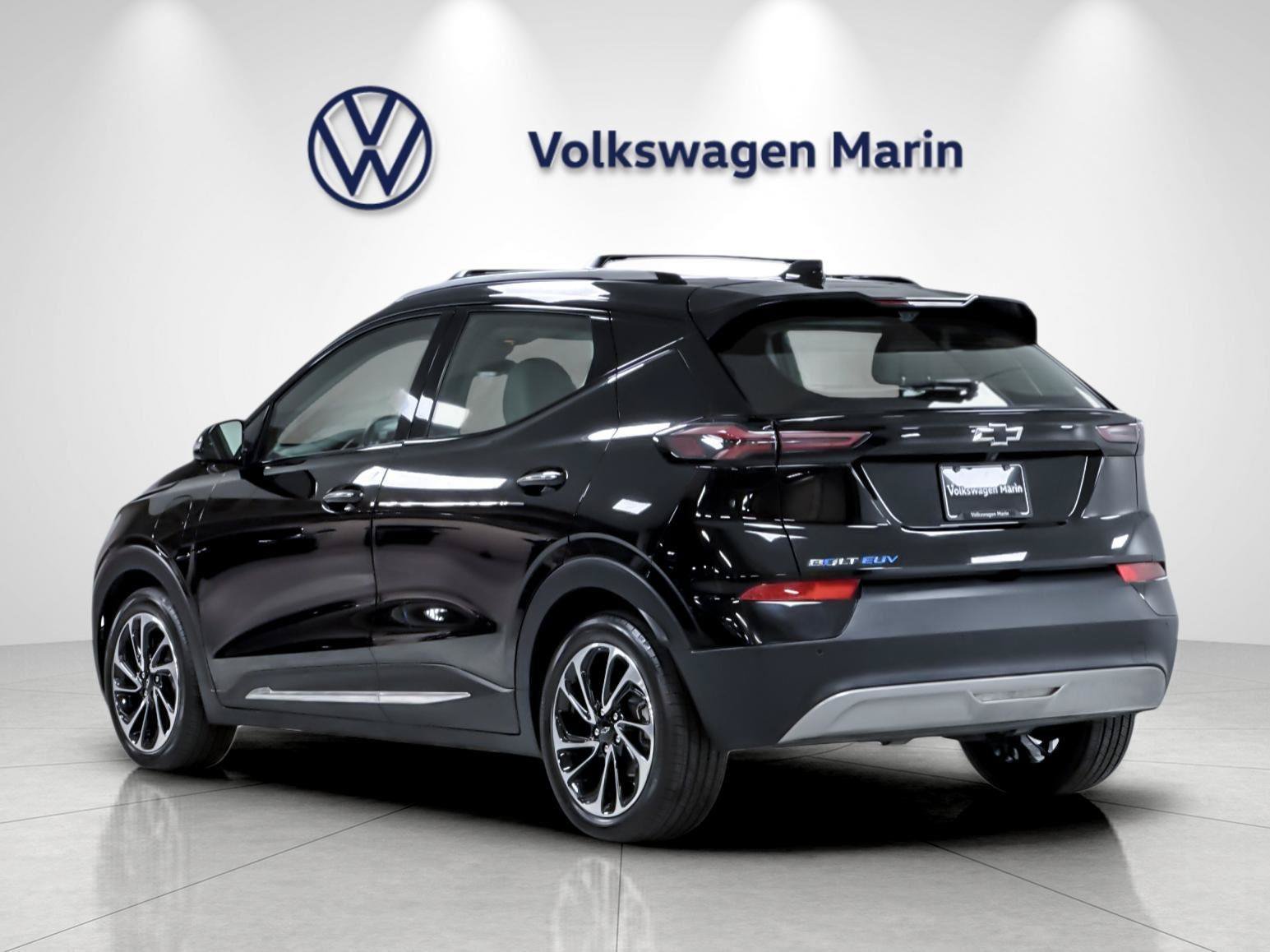 Used 2022 Chevrolet Bolt EUV Premier w/ Sun & Sound Package FWD image 3
