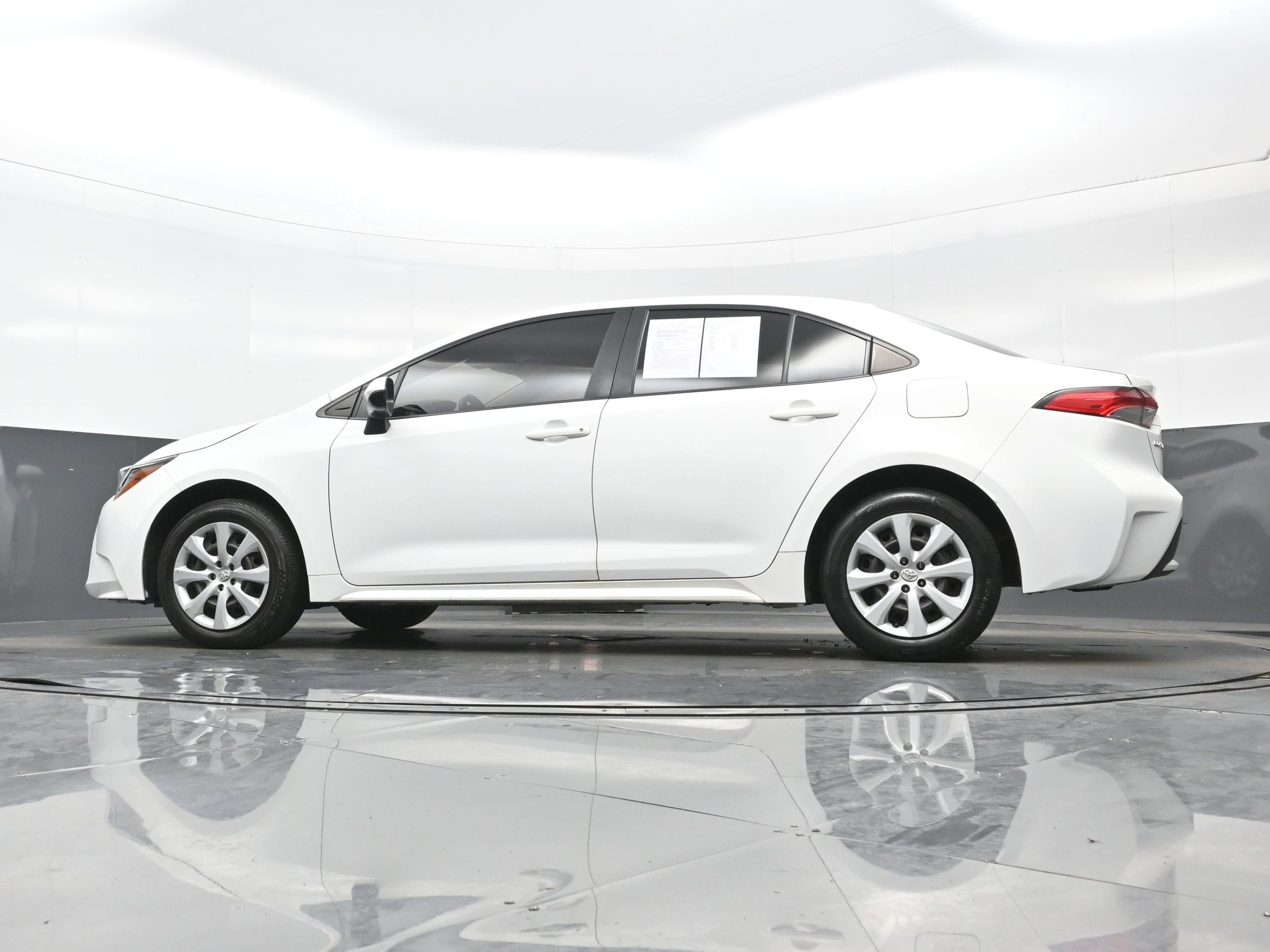 Used 2022 Toyota Corolla LE FWD image 27