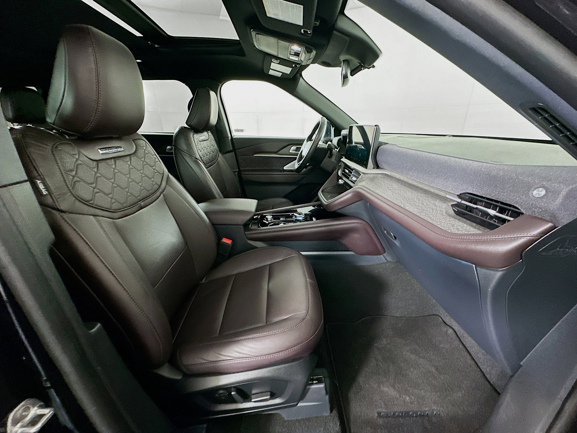 Used 2025 Ford Explorer Platinum w/ LUX Leather Package image 34