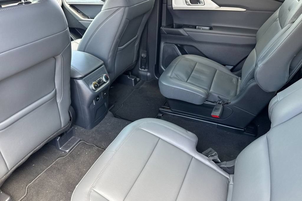 Used 2025 Ford Explorer Active w/ Active Comfort Package RWD image 15