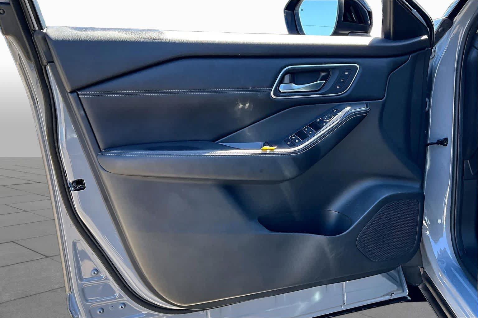Certified 2024 Nissan Rogue Platinum w/ Platinum Premium Package FWD image 22