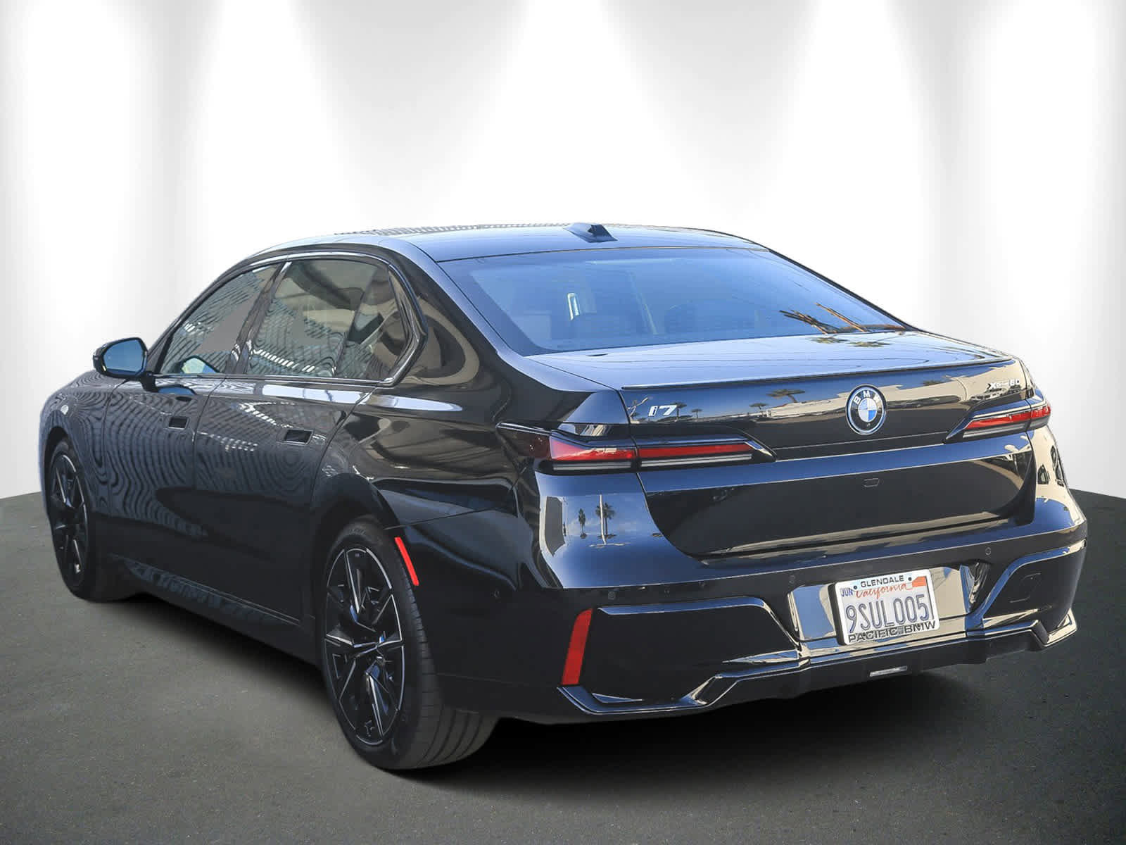 Used 2025 BMW i7 xDrive60 w/ Premium Package image 4